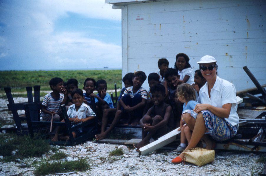 Marshallese-children-with-M-1100